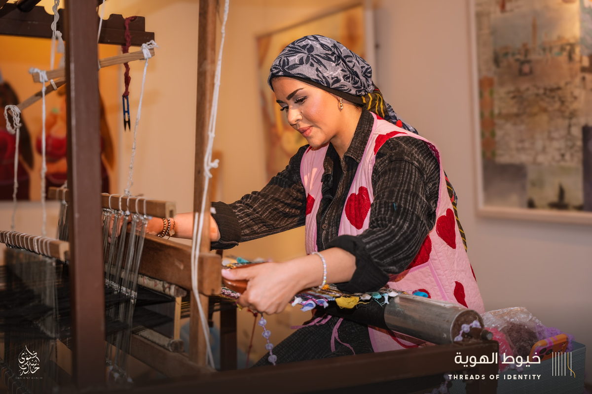 Latifa AlShaikh and Noor AlSairafi at the loom