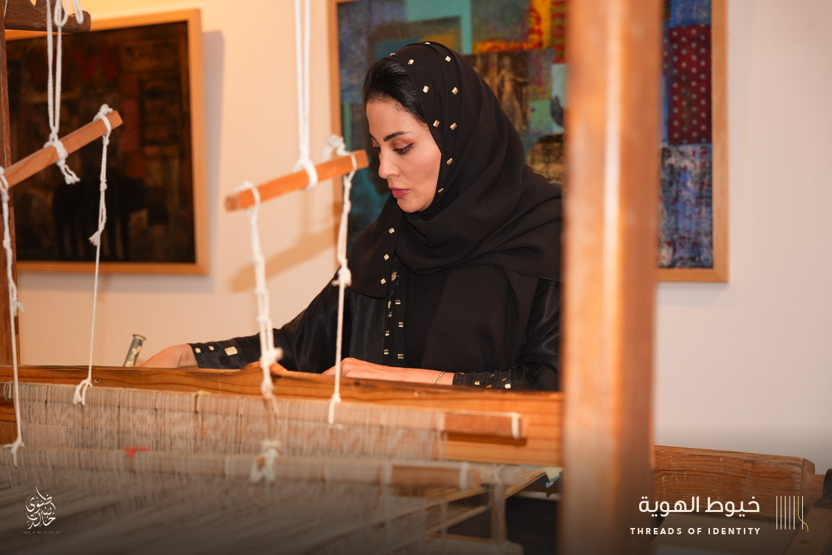 Latifa AlShaikh and Noor AlSairafi at the loom