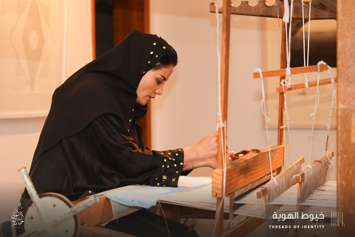 Latifa AlShaikh and Noor AlSairafi at the loom