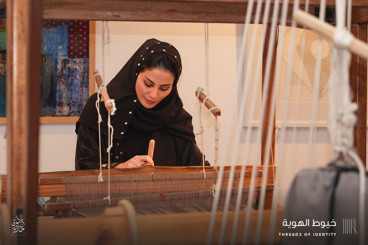 Latifa AlShaikh and Noor AlSairafi at the loom