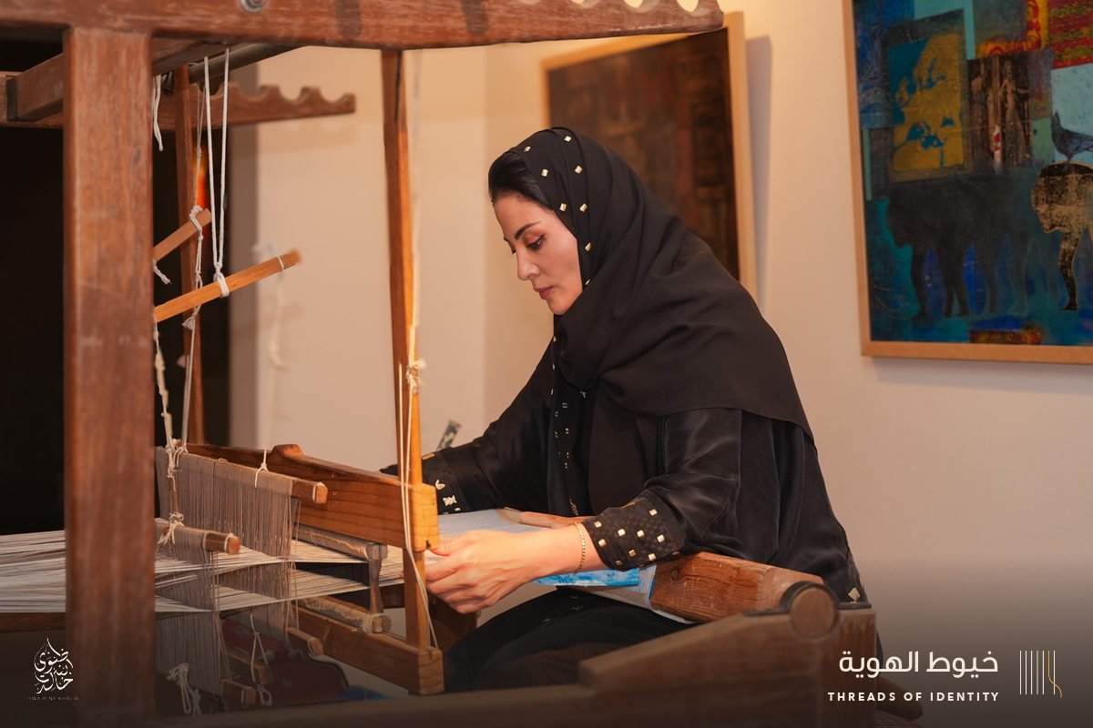 Latifa AlShaikh and Noor AlSairafi at the loom