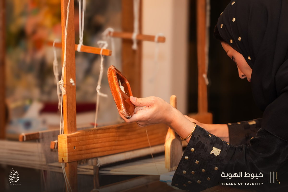 Latifa AlShaikh and Noor AlSairafi at the loom
