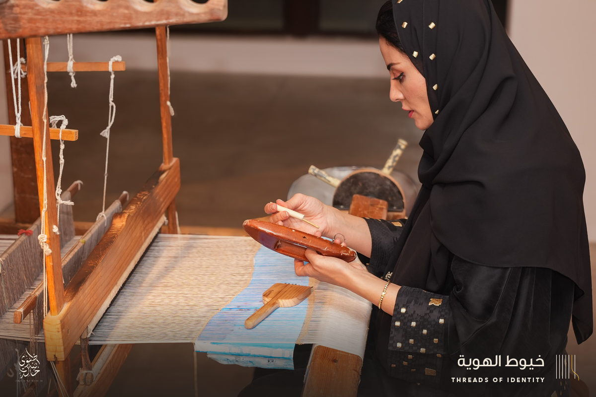 Latifa AlShaikh and Noor AlSairafi at the loom