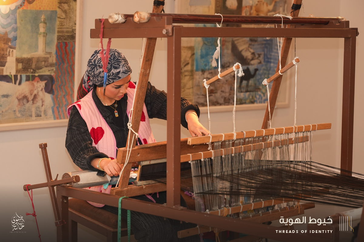 Latifa AlShaikh and Noor AlSairafi at the loom