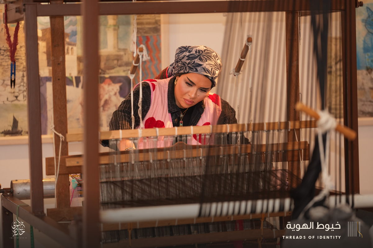 Latifa AlShaikh and Noor AlSairafi at the loom