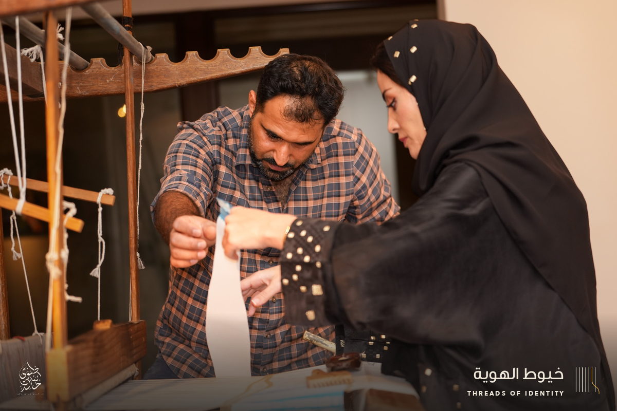 Latifa AlShaikh and Noor AlSairafi at the loom