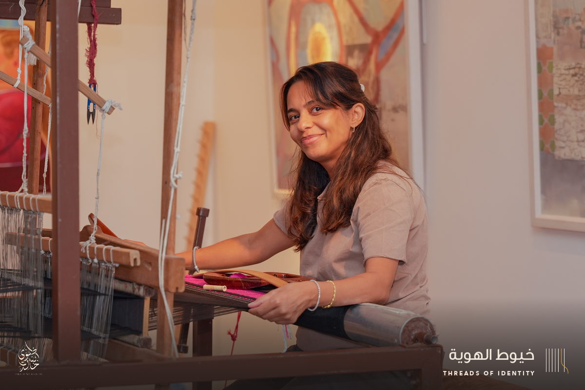 Ghalia Abduljawad and Mariam Jumaan at the loom