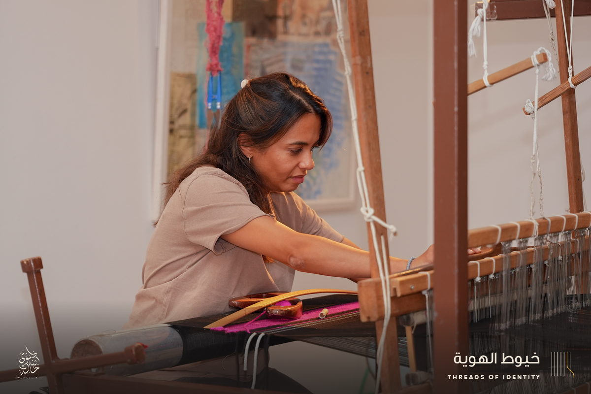 Ghalia Abduljawad and Mariam Jumaan at the loom