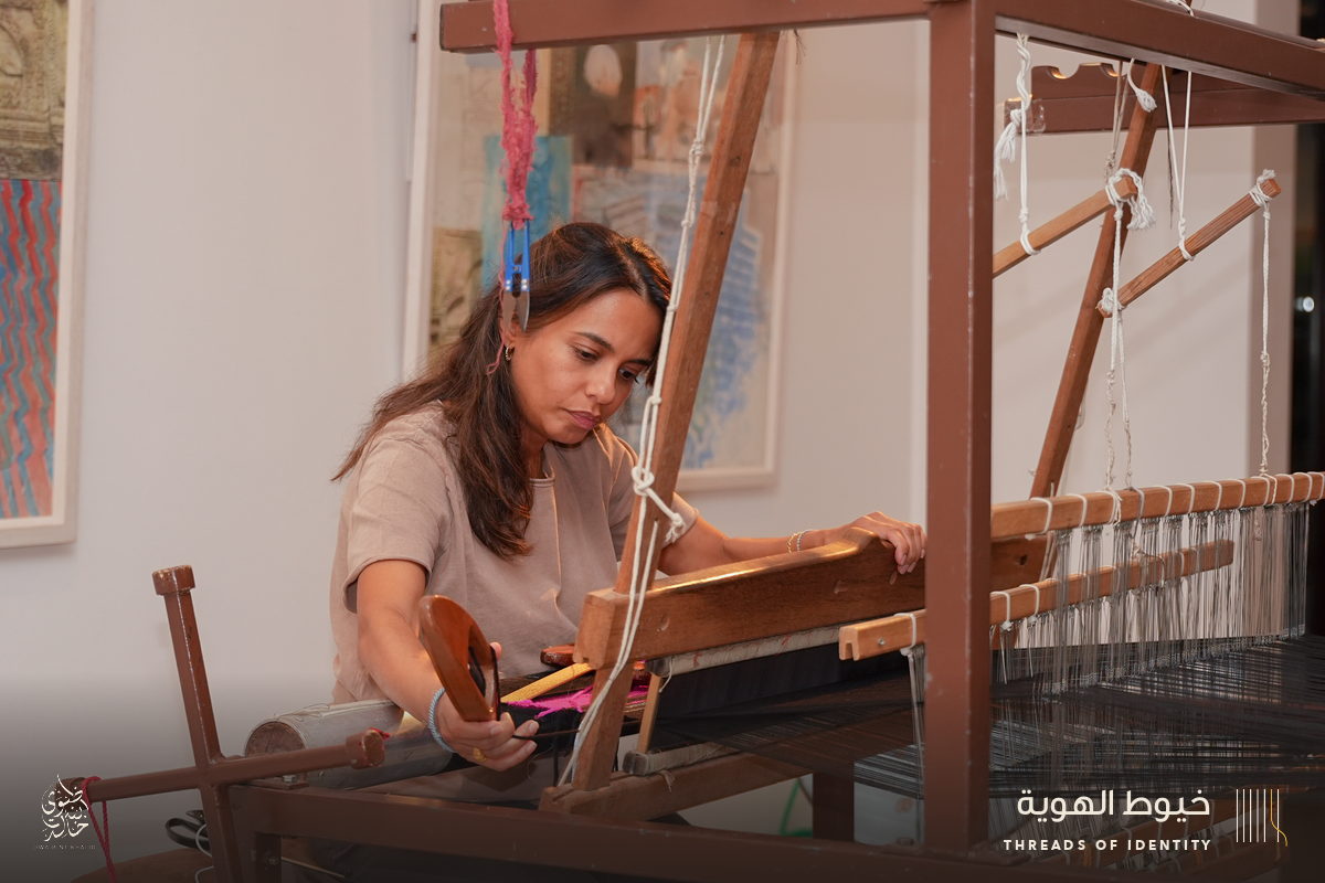 Ghalia Abduljawad and Mariam Jumaan at the loom