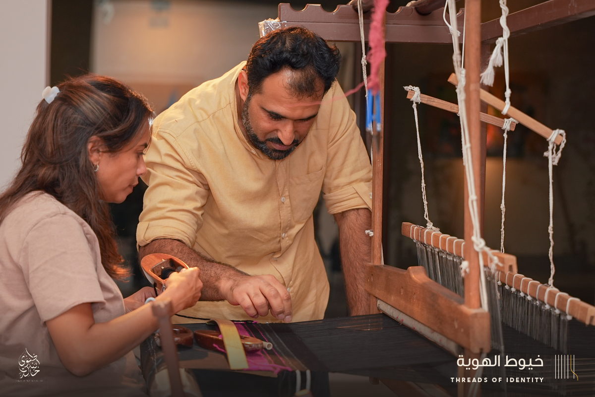 Ghalia Abduljawad and Mariam Jumaan at the loom