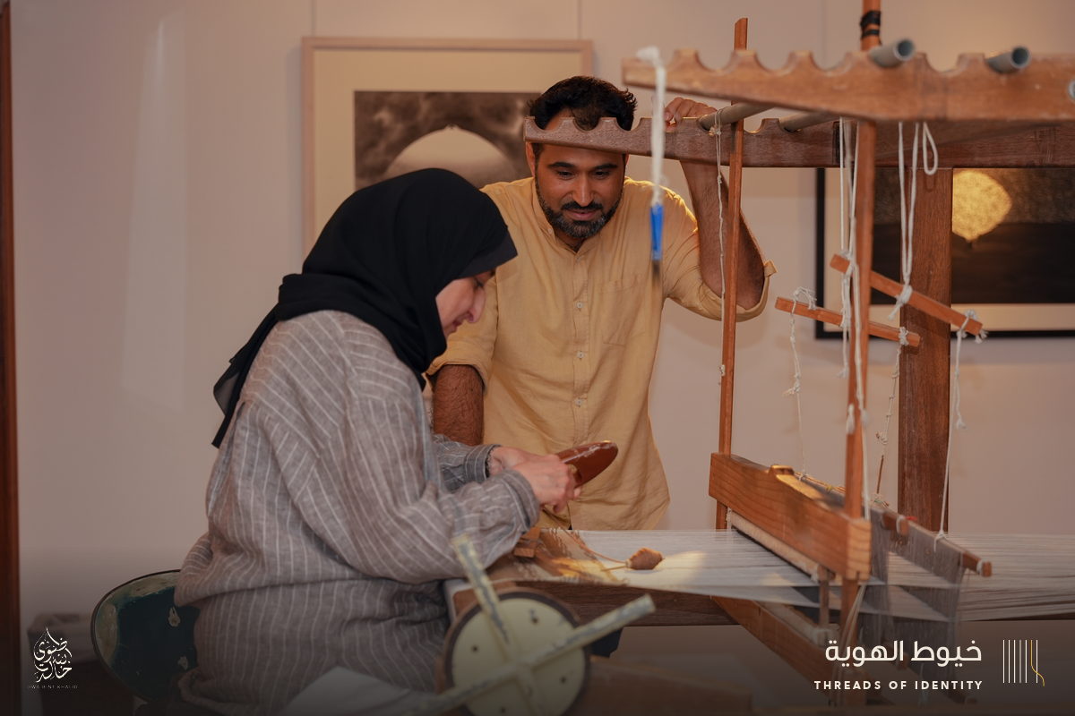Ghalia Abduljawad and Mariam Jumaan at the loom