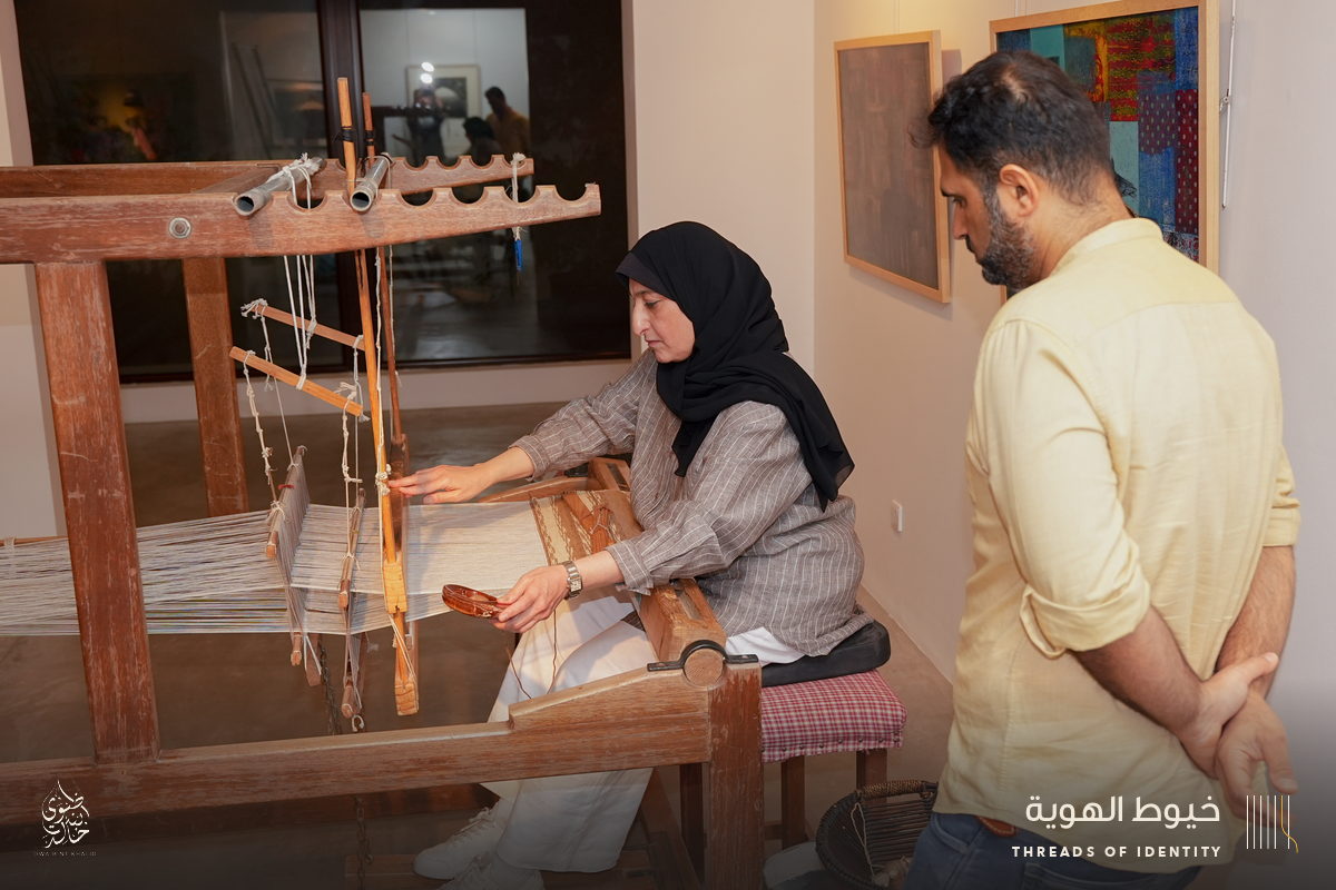 Ghalia Abduljawad and Mariam Jumaan at the loom