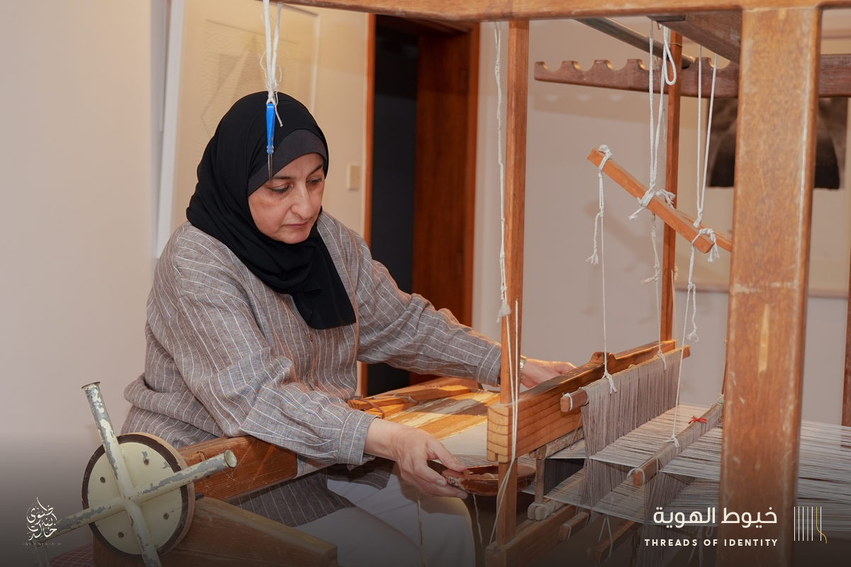 Ghalia Abduljawad and Mariam Jumaan at the loom