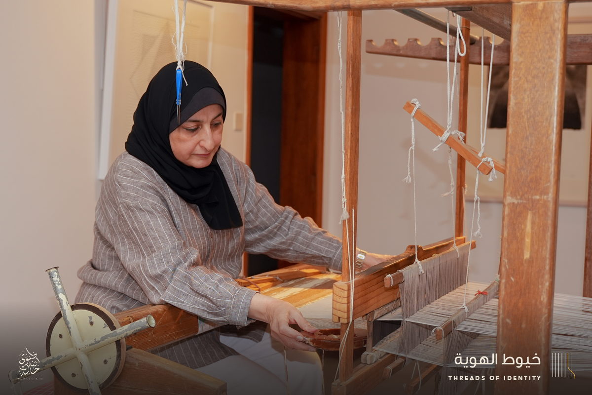 Ghalia Abduljawad and Mariam Jumaan at the loom