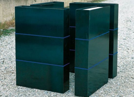 cube 1989 Me?tal, bois peint, huile noire. 120 x 120 x 120 cm Reproduit page 52 du catalogue Mehdi Moutashar (Actes Sud, 2014)